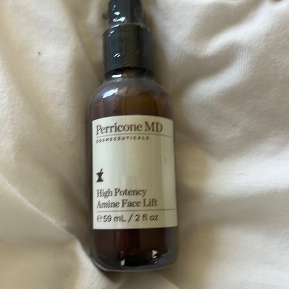 visibly minimizes the look of discoloration and sagging skin